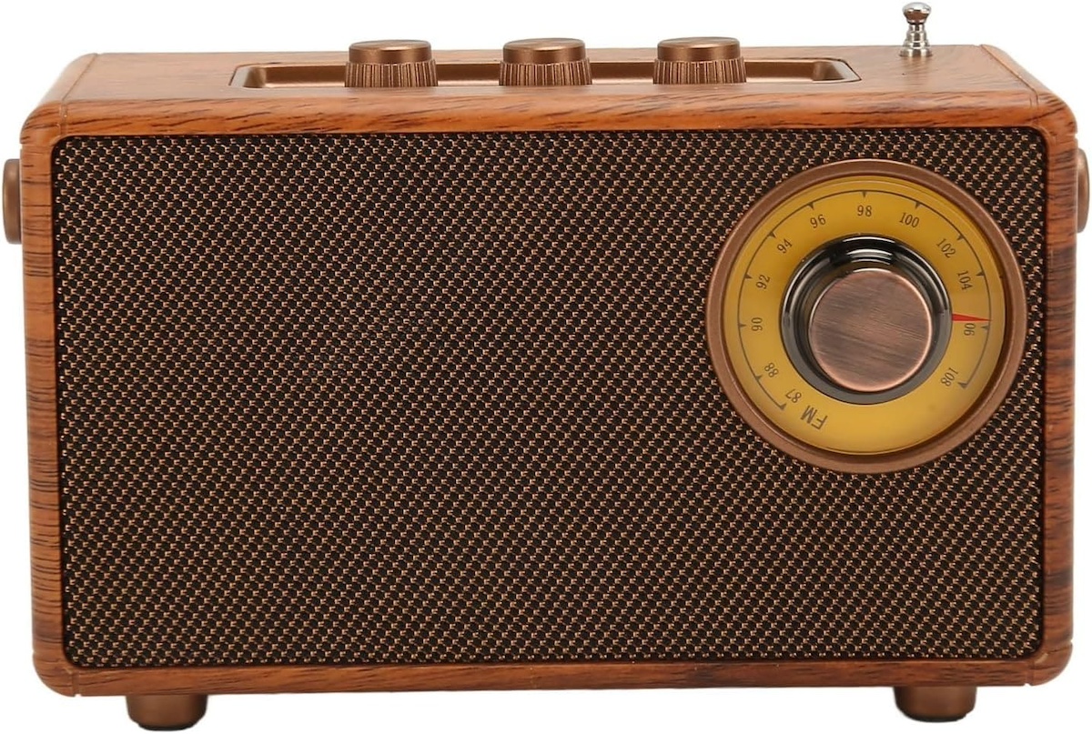 راديو قديم طراز قديم مصنوع من الخشب عتيق صغير الحجم