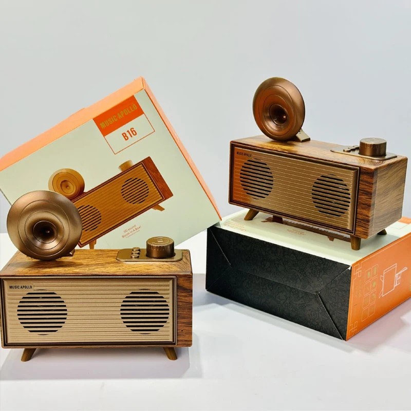 راديو خشبي صغير قديم مصنوع من الخشب بتصميم كلاسيكي عتيق