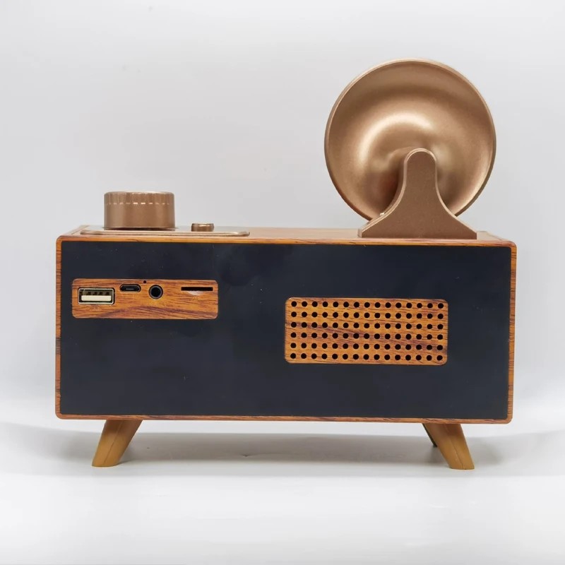 راديو قديم صغير خشبي صغير بتصميم عتيق الطراز
