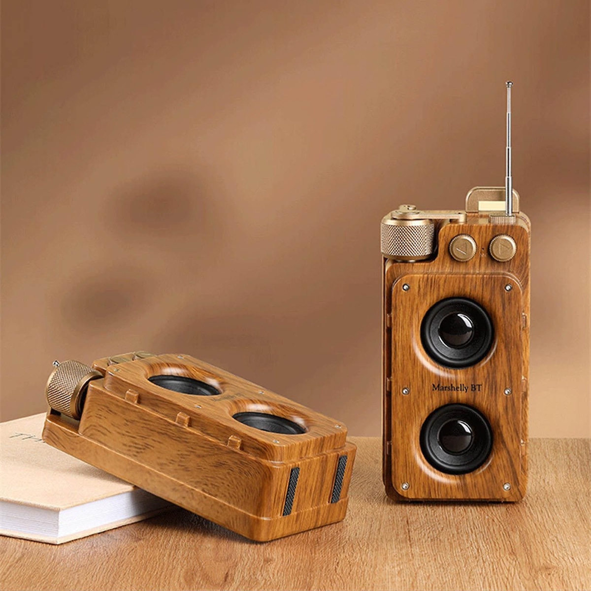 راديو خشبي عتيق صغير محمول